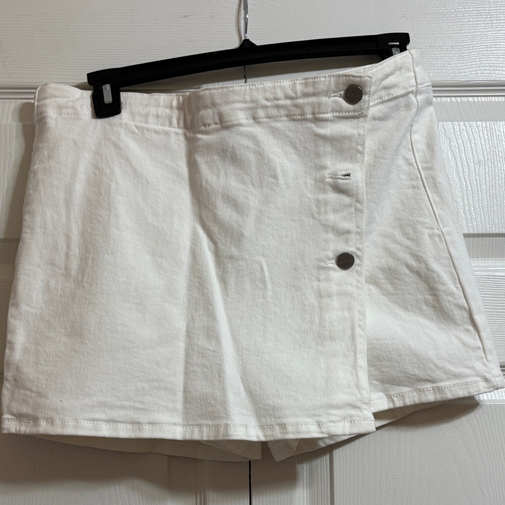 Classic White Button-Accent Skort - image 4